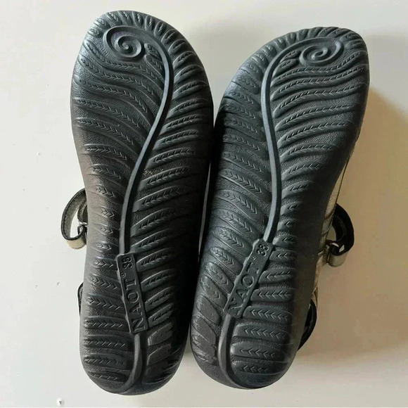 Naot Rongo Womens Metallic Sandals with Mary Jane like Closed Toe Box Size EU 38 - Picture 6 of 6